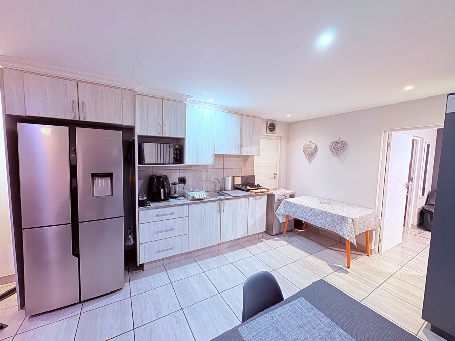 5 Bedroom Property for Sale in Reebok Western Cape